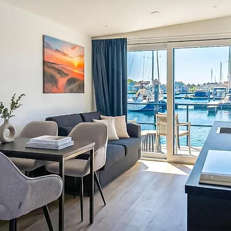 Stunning Ship In With Harbor View Botel *