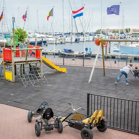 Stunning Ship In With Harbor View Botel *