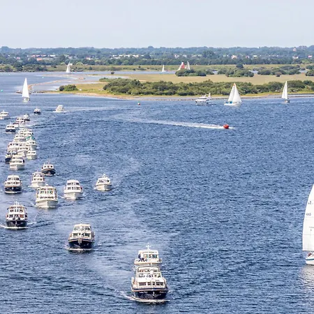 Stunning Ship In With Harbor View Botel *