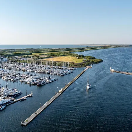 Stunning Ship In With Harbor View Botel *